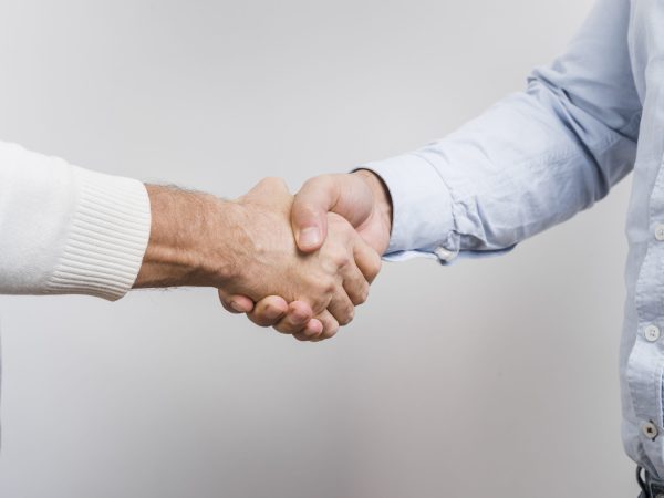 vista-cercana-de-manos-de-padre-e-hijo